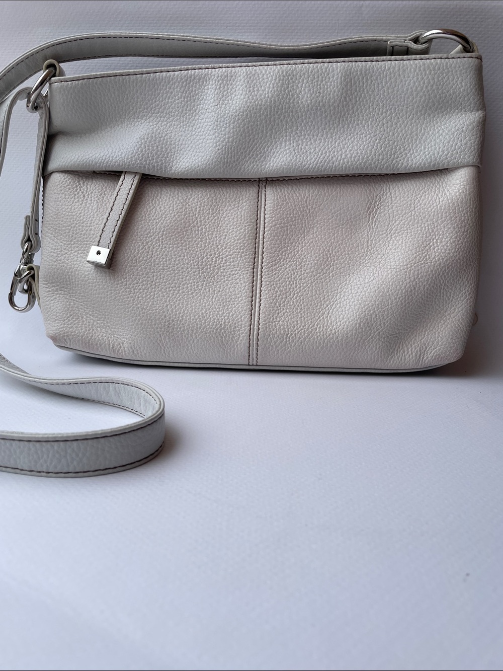 Vintage Tignanello Women's Crossbody Bag in Light White Silver Hardware